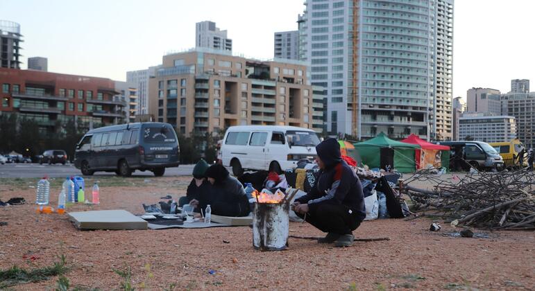 Líbano: familias recientemente desplazadas establecen tiendas de campaña a lo largo de la calle en busca de refugio temporal.