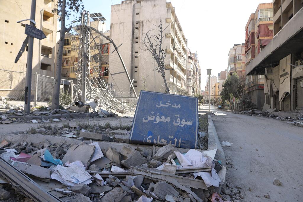 Последствия авиаударов в пригороде Бейрута, Ливан.