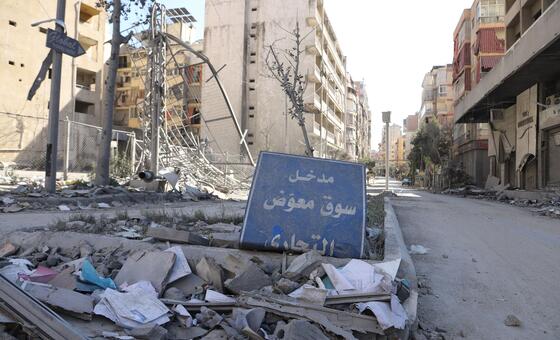 Последствия авиаударов в пригороде Бейрута, Ливан.