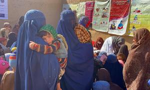 قندھار میں یونیسف کے ایک موبائل ہیلتھ سنٹر کے باہر بچے اور خواتین اپنی باری کے منتظر ہیں۔