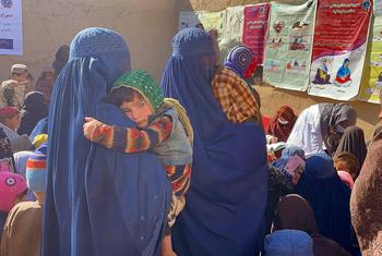 Des femmes et des enfants attendent d'être vus par des membres d'une équipe mobile de santé et de nutrition soutenue par l'UNICEF à Kandahar, en Afghanistan.