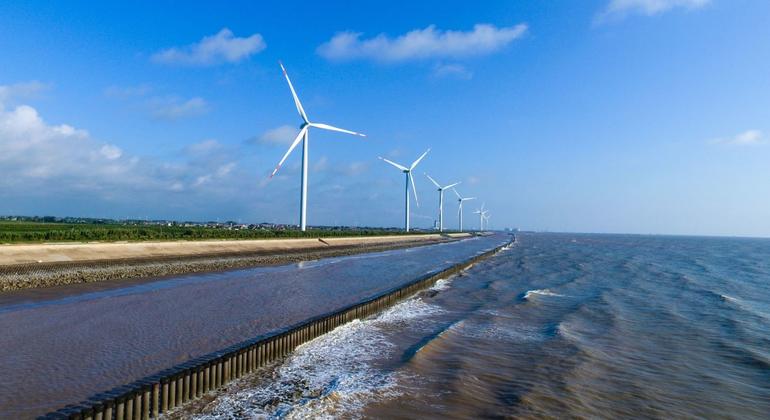 Las turbinas eólicas bordean la carretera costera en Yancheng, China.