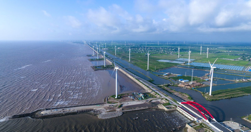 Des éoliennes bordent une route côtière à Yancheng, en Chine.