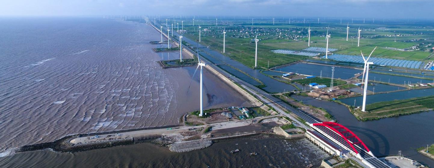 盐城滨海县月亮湾沿海公路边的风力涡轮机。