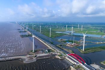 盐城滨海县月亮湾沿海公路边的风力涡轮机。