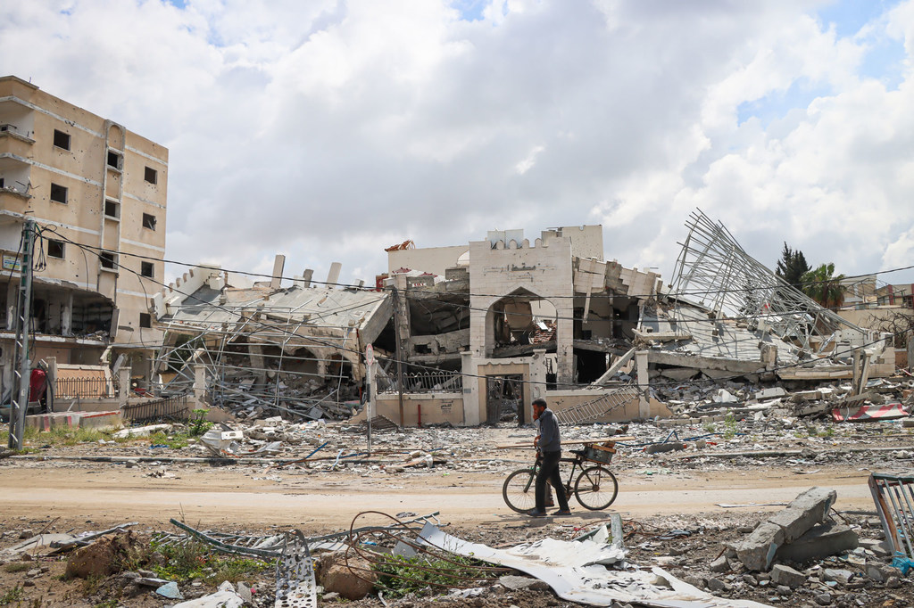 Khan Younis, dans le sud de Gaza, est en ruines après le retrait des troupes israéliennes.