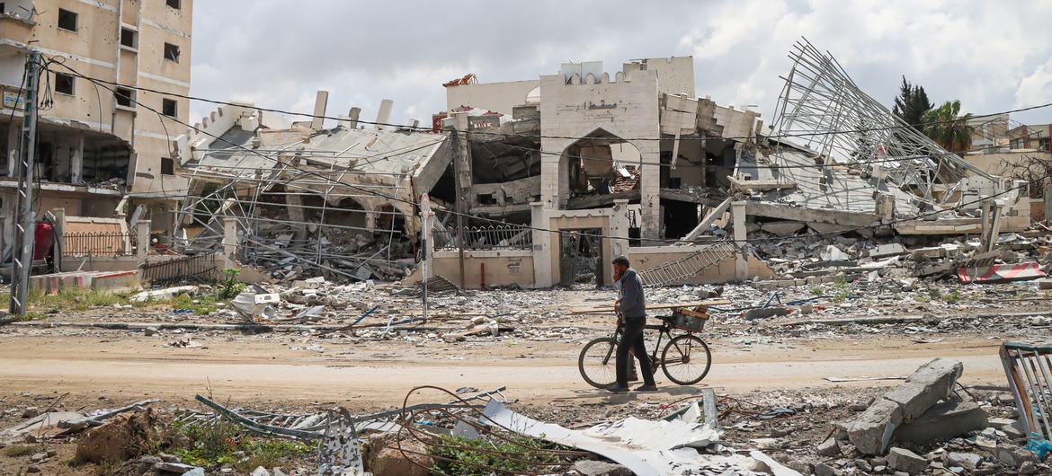 Khan Younis, dans le sud de Gaza, est en ruines après le retrait des troupes israéliennes.