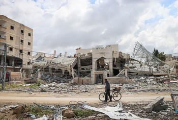 इसराइली सैन्य बलों की वापसी के बाद ख़ान यूनिस शहर, जहाँ लड़ाई में भारी बर्बादी हुई है.
