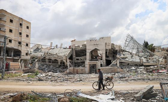Jan Yunis yace en ruinas tras la retirada de las fuerzas israelíes.