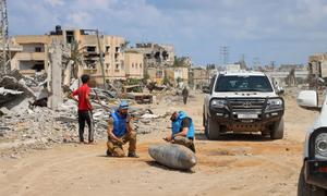 Une équipe de l'ONU inspecte une bombe non explosée posée sur une route principale à Khan Younis, à Gaza.