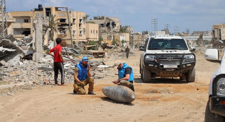 Un equipo de la ONU inspecciona una bomba sin detonar en una carretera principal de Jan Yunis, Gaza.