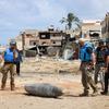 一个联合国团队正在检查加沙汗尤尼斯主干道上一枚未爆炸的重达 1000 磅的炸弹。