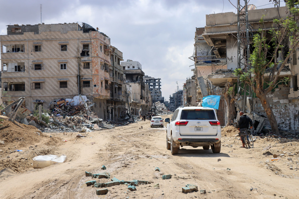 Uma equipe da ONU visita Khan Younis, na Faixa de Gaza, em 10 de abril de 2024, para avaliar a destruição generalizada de edifícios e infraestrutura.