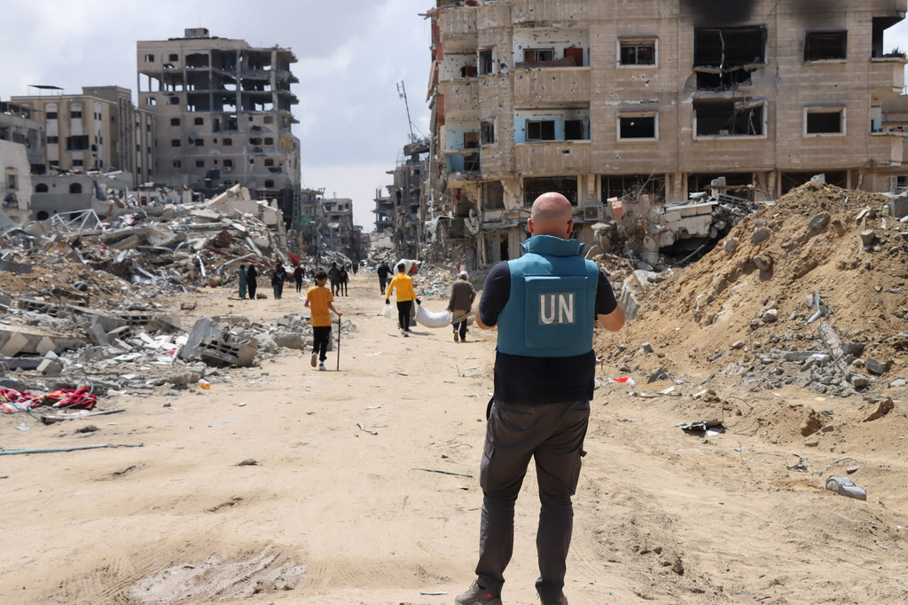 Un membre du personnel de l'ONU observe les destructions généralisées à Khan Younis.