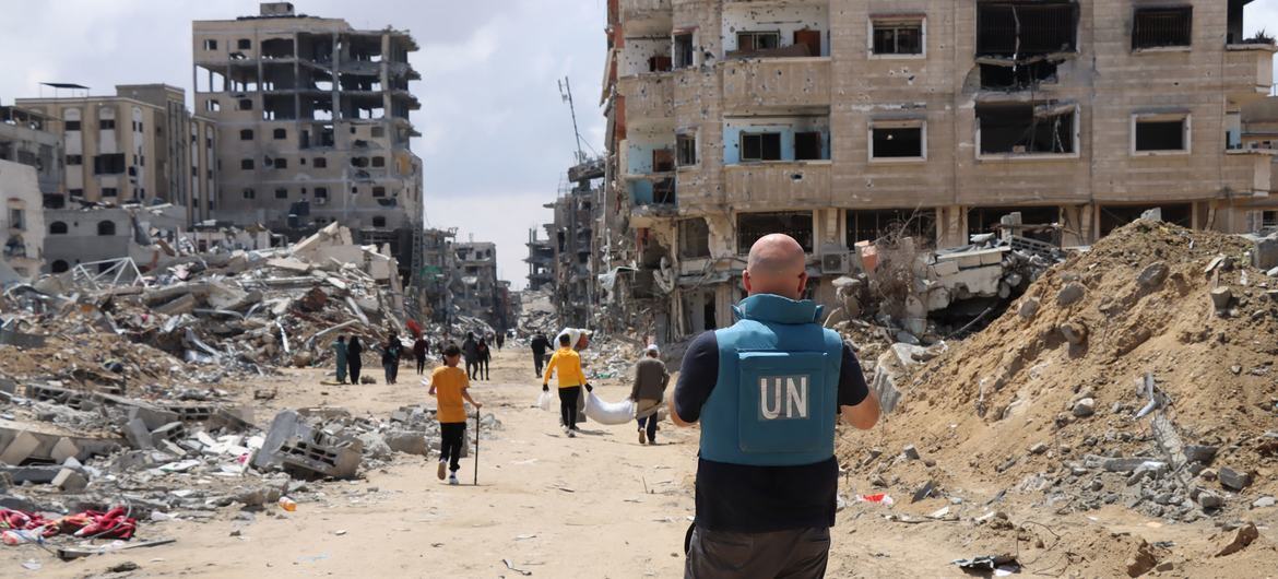ООН оценивает ущерб в Хан-Юнисе на юге Газы.