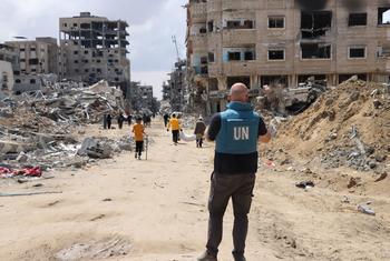 A UN staff member surveys the widespread destruction in Khan Younis.