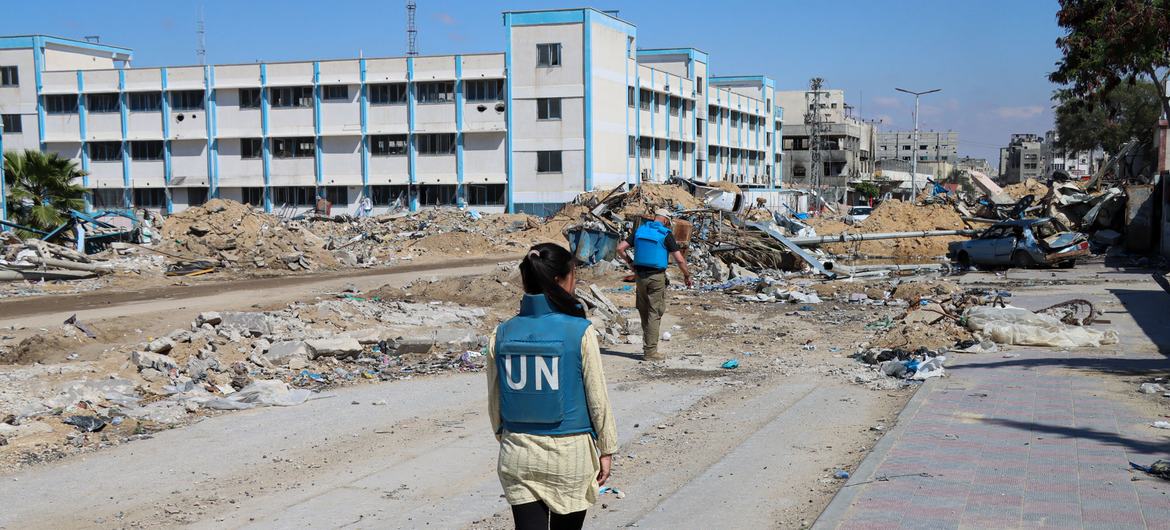 一个联合国小组在汗尤尼斯视察一所被毁的学校。