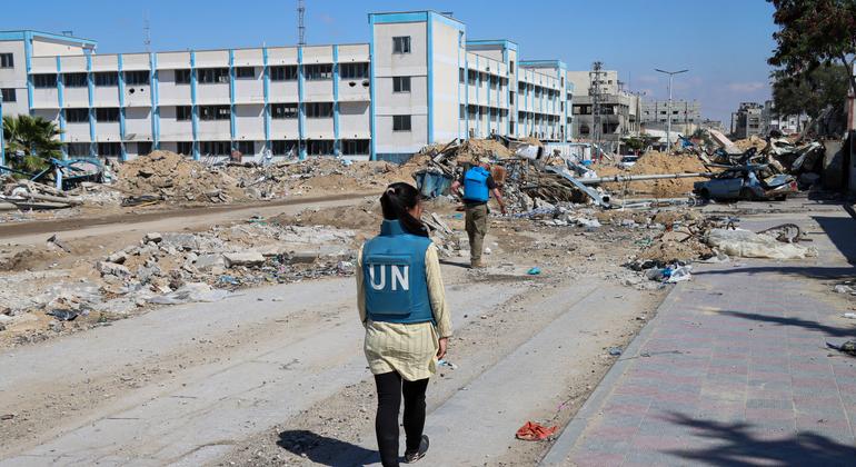 Un equipo de la ONU inspecciona una escuela destruida en Jan Yunis.