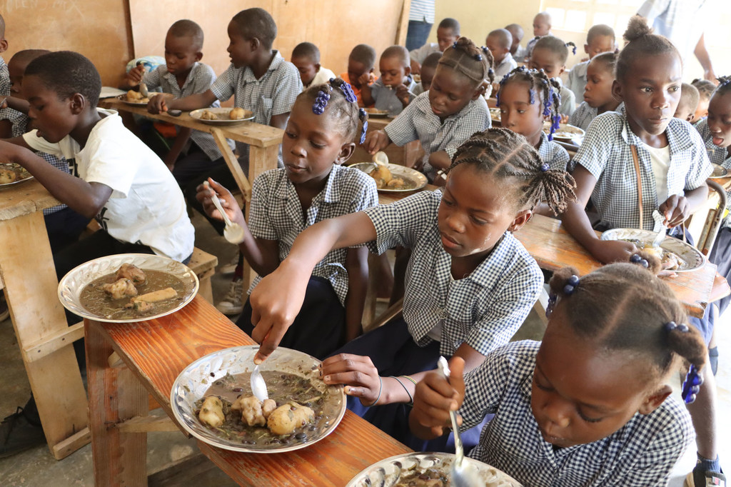 Des élèves mangent leur déjeuner à leur école dans le village de Belle Onde, dans le centre d'Haïti.