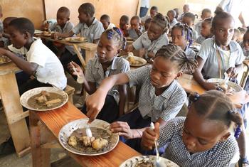 وسطی ہیٹی کے ایک شہر میں لڑکیاں سکول میں کھانا کھا رہی ہیں۔