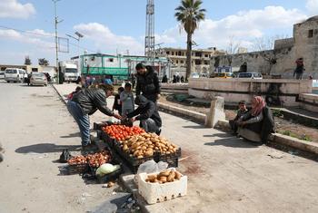 Un homme vend des légumes dans les rues d'Idleb, dans le nord-ouest de la Syrie. Un homme vend des légumes dans les rues d'Idleb, dans le nord-ouest de la Syrie.