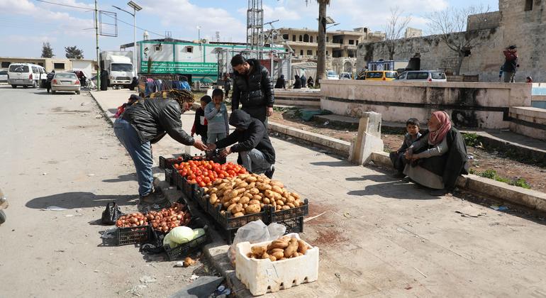 Un homme vend des légumes dans les rues d'Idleb, dans le nord-ouest de la Syrie.