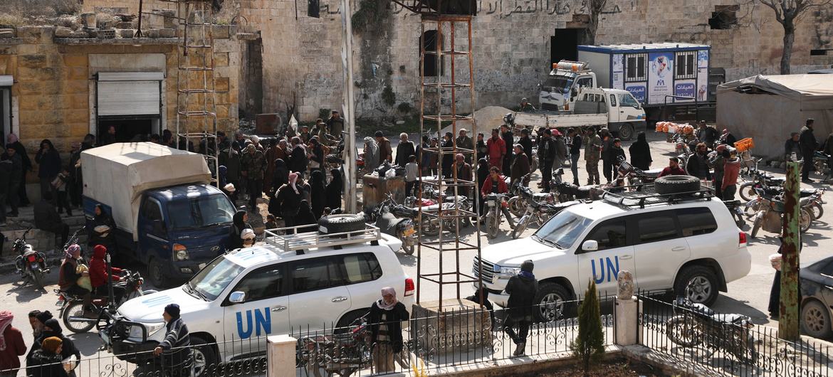 Le personnel de l'ONU visite une ville broyée par 14 années de guerre civile dans le gouvernorat d'Idleb, dans le nord-ouest de la Syrie.