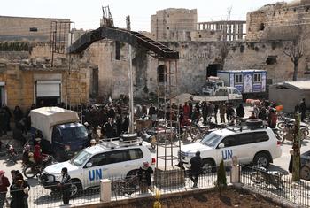 Le personnel de l'ONU visite une ville broyée par 14 années de guerre civile dans le gouvernorat d'Idleb, dans le nord-ouest de la Syrie.