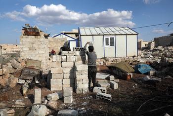 La población siria está reconstruyendo sus vidas tras huir de sus hogares. La población siria está reconstruyendo sus vidas tras huir de sus hogares.