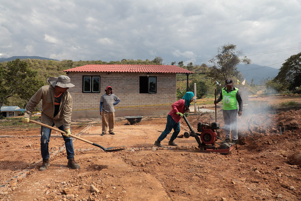 Integrantes de la comunidad de Tierra Grata en el norte de Colombia conviven en paz y siguen reconstruyendo la conocida como "tierra apacible". 