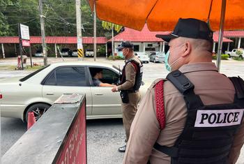 Policías revisando vehículo en una carretera del norte de Tailandia.