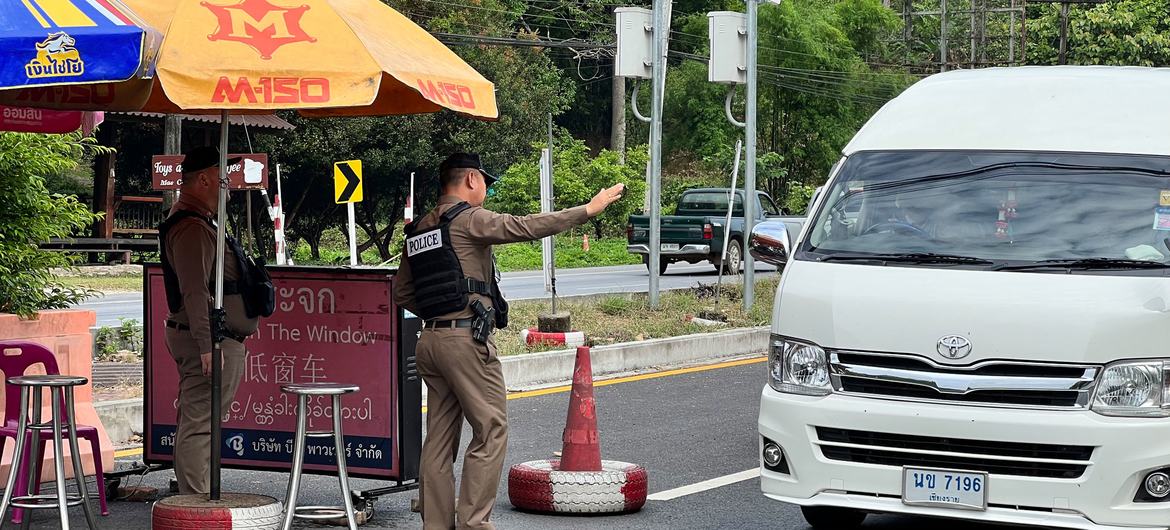泰国北部警方设置路障，这是减少毒品贩运努力的一部分。