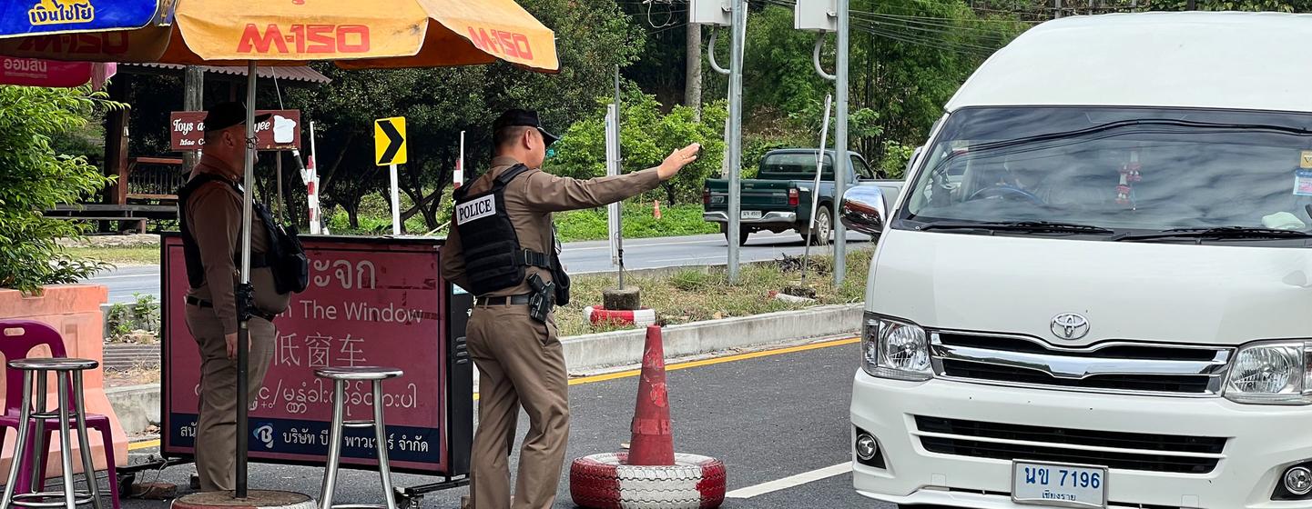 Полиция на севере Таиланда проверяет машины в рамках борьбы с оборотом наркотиков.