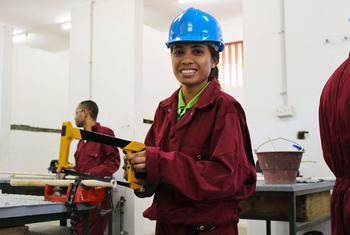 Женщина на курсах сантехника в Ликике, Тимор-Лешти.