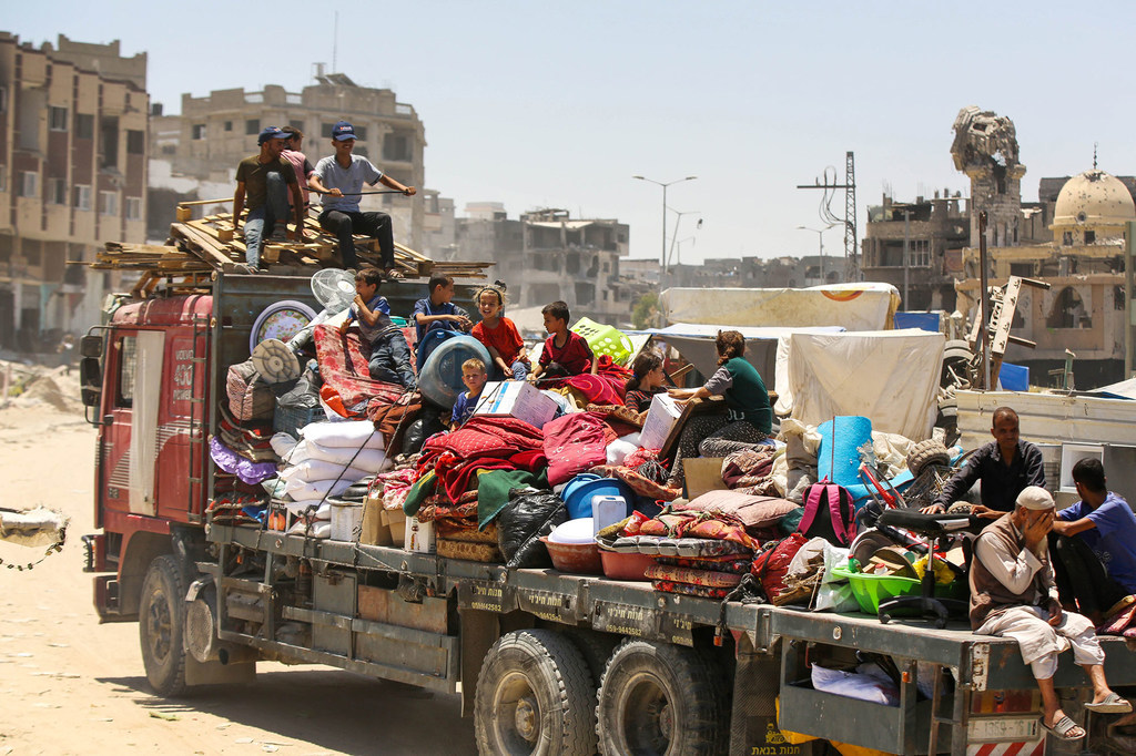 Des familles de Gaza contraintes de trouver des endroits plus sûrs pour s’abriter.