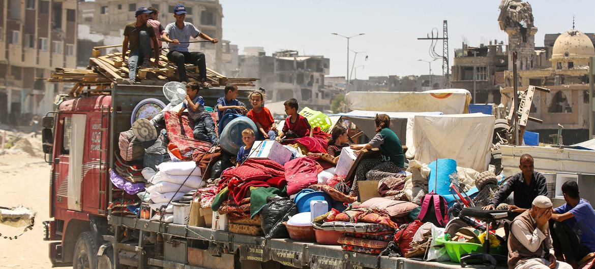 加沙的家庭继续被迫寻找更安全的避难所。