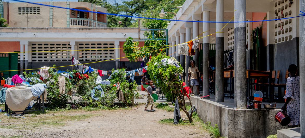 L'école Anténor Firmin à Hinche, dans le département du Centre, en Haïti, est désormais un refuge pour les personnes déplacées par la violence.