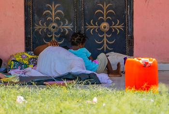 Une mère et son enfant, déplacés par la violence des gangs, dorment sur le sol dans une école, en Haïti.