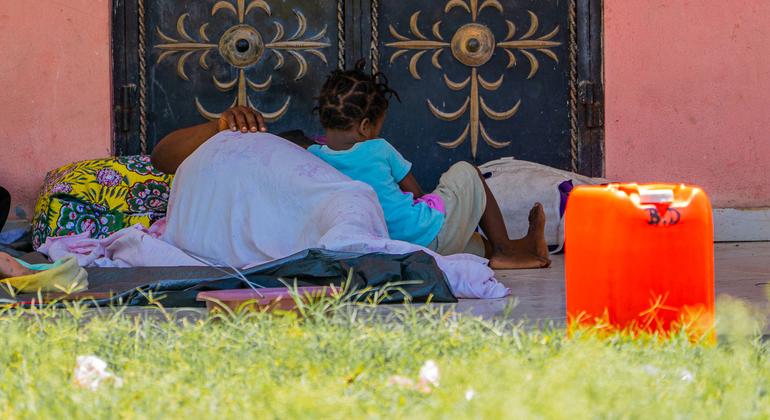 Une mère et son enfant, déplacés par la violence des gangs, dorment sur le sol dans une école, en Haïti.