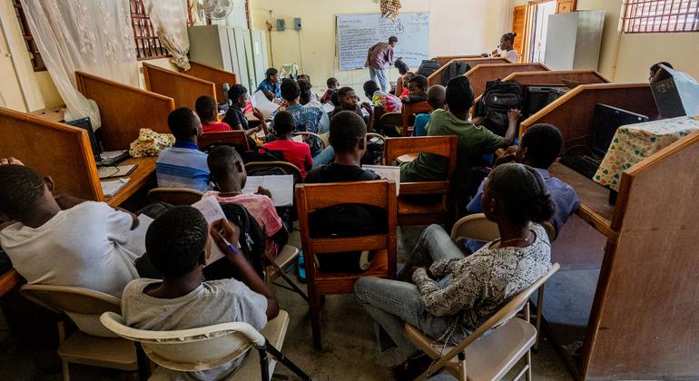 A class of the Anténor Firmina School in Hancha has now taken the form of a temporary shelter and an informal class, for displaced children. A class of the Anténor Firmina School in Hancha has now taken the form of a temporary shelter and an informal class, for displaced children.