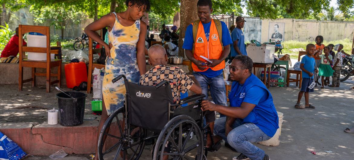 IOM staff and a civil protection agent asses the needs of displaced people IOM staff and a civil protection agent asses the needs of displaced people