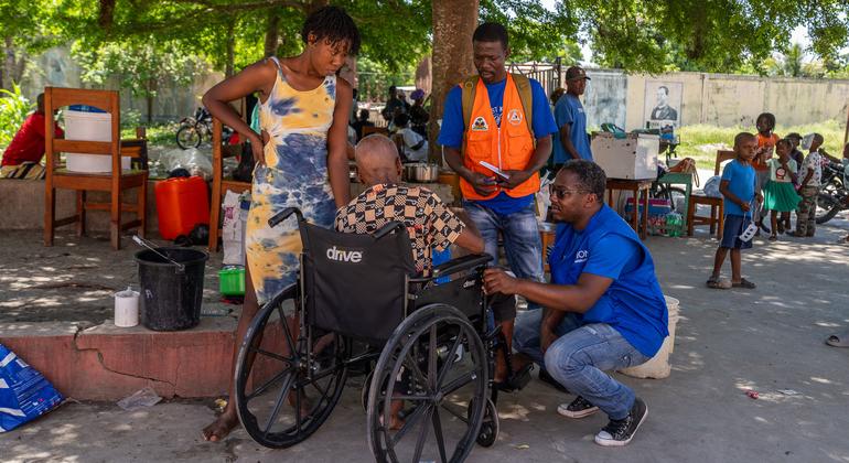 IOM employees and a civil protection agent are evaluating the needs of displaced people. IOM employees and a civil protection agent are evaluating the needs of displaced people.