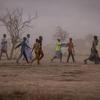 Varias personas caminan por un paisaje polvoriento en Garissa, Kenia, como parte del llamamiento de la ONU contra la sequía en Maalimin.