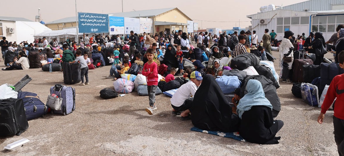 Un grand groupe de rapatriés afghans s'est rassemblé au poste frontalier d'Islam Qala, assis sur le sol avec leurs affaires, alors que le HCR surveille la forte augmentation des retours en provenance d'Iran.