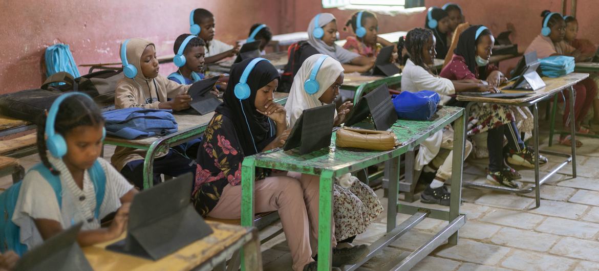 Los niños de Kassala, Sudán, estudian con la ayuda de tabletas digitales.