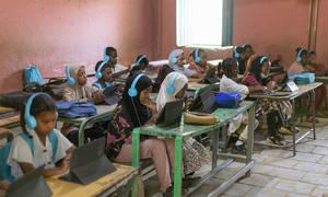 Los niños de Kassala, Sudán, estudian con la ayuda de tabletas digitales.