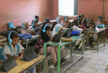 Los niños de Kassala, Sudán, estudian con la ayuda de tabletas digitales. Los niños de Kassala, Sudán, estudian con la ayuda de tabletas digitales.