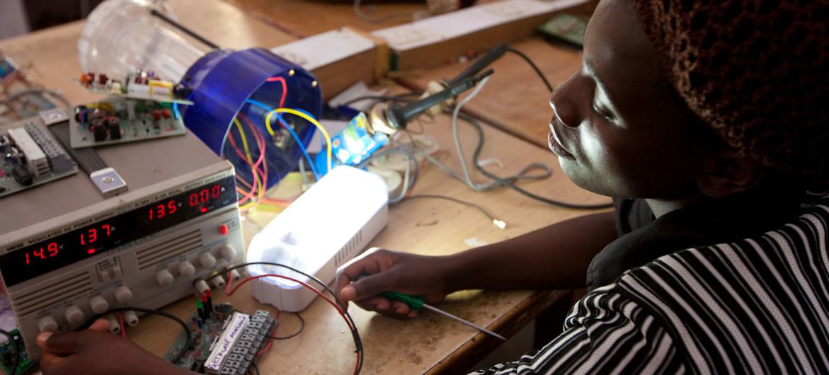 马拉维一所职业技校中正在测试太阳能灯。