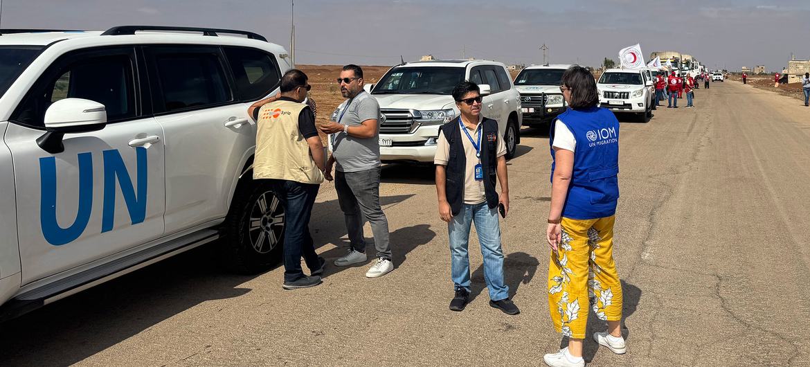 Mkuu wa IOM wa Misheni kwa Syria Eleonora Servicino (kulia) kwenye mkutano wa kwanza wa misaada ya UN kwa mji wa Sweida. Mkuu wa IOM wa Misheni kwa Syria Eleonora Servicino (kulia) kwenye mkutano wa kwanza wa misaada ya UN kwa mji wa Sweida.