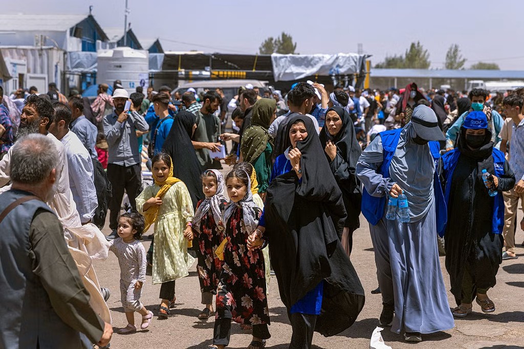 Mujeres y niñas cruzan la frontera de Islam Qala, hacia Afganistán.